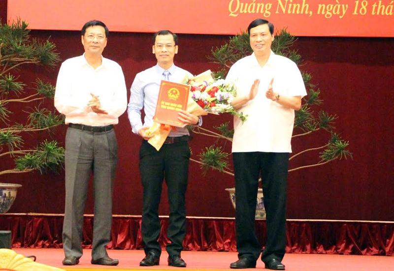 Ông Nguyễn Văn Đọc, Bí thư Tỉnh ủy (ngoài cùng bên tay trái) và ông Nguyễn Đức Long, Chủ tịch UBND tỉnh Quảng Ninh (ngoài cùng bên tay phải) trao quyết định bổ nhiệm cho ông Phạm Hồng Biên. Ảnh: Ban Tuy.
