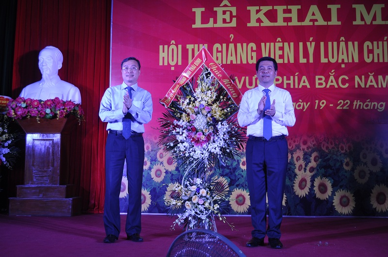 Tỉnh ủy Thái Bình tặng hoa chúc mừng khai mạc Hội thi.