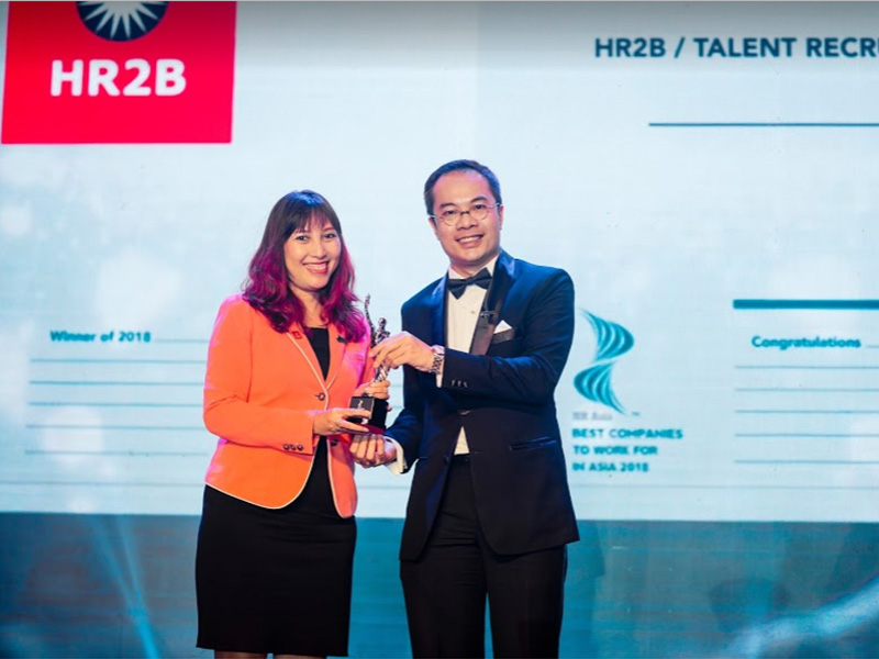 Bà Nguyễn Thị Bích Hồng – Tổng Giám đốc HR2B vinh dự nhận giải thưởng HR Asia Award 2018.