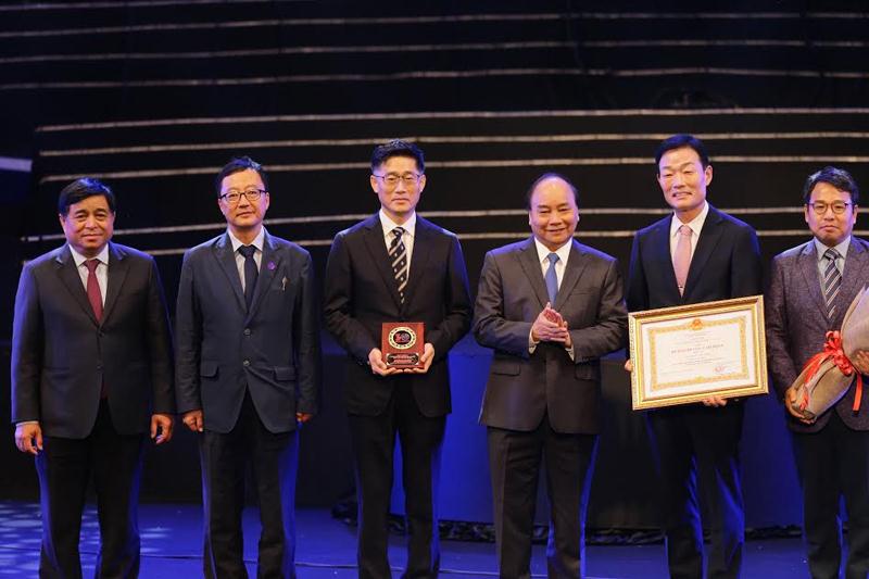Đại diện Samsung Electronics Việt Nam đón nhận Huân chương Lao động hạng Ba.