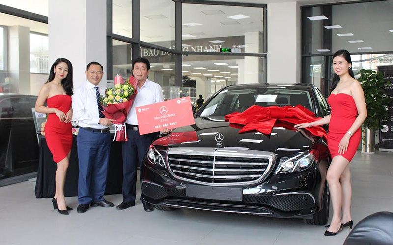 Ông Nguyễn Việt Thung – Tổng giám đốc TMS Group trao chìa khóa ô tô cho đại diện của bà Vũ Việt Hoa