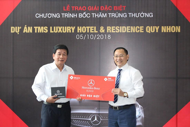 Đại diện của bà Vũ Việt Hoa nhận giải thưởng xe Mercedes E200 trị giá hơn 2 tỷ đồng.