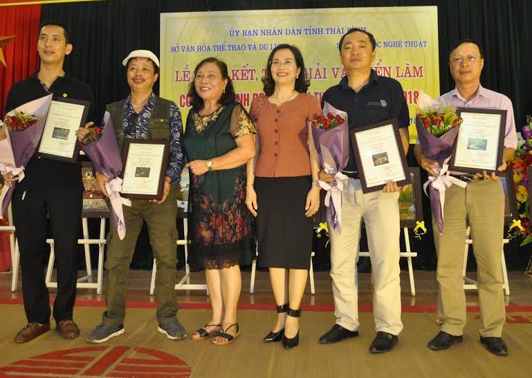 Ban tổ chức trao giải cho các tác giả đạt giải Nhất, Nhì, Ba trong cuộc thi Ảnh đẹp Du lịch Thái Bình.