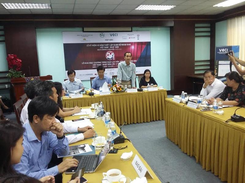 Ông Nguyễn Phương Lam, Phó Giám đốc phụ trách VCCI Cần Thơ phát biểu tại buổi họp báo. Ảnh: Hữu Phúc.