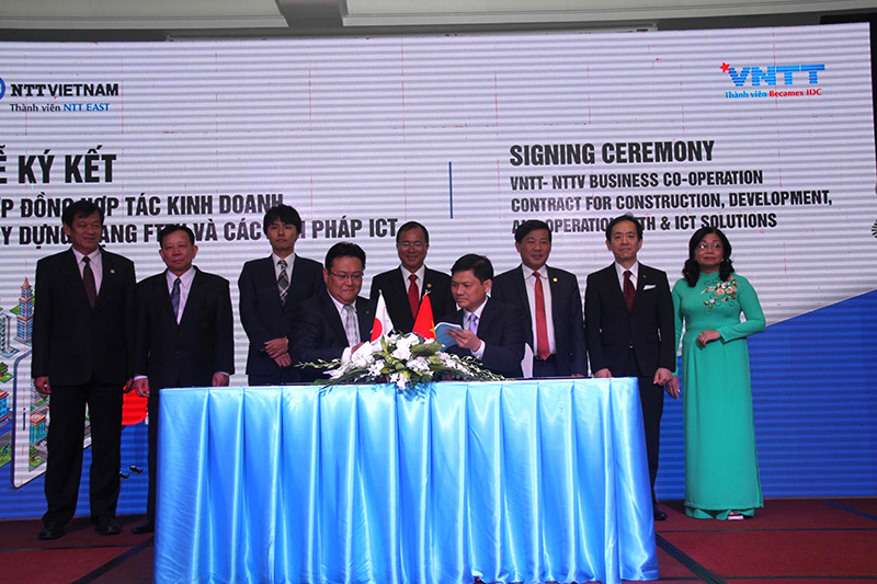 Ký kết hợp tác giữa Công ty VNTT (thành viên của Becamex IDC) và Công ty NTT Việt Nam (Tập đoàn NTT Nhật Bản). Ảnh: Lê Toàn