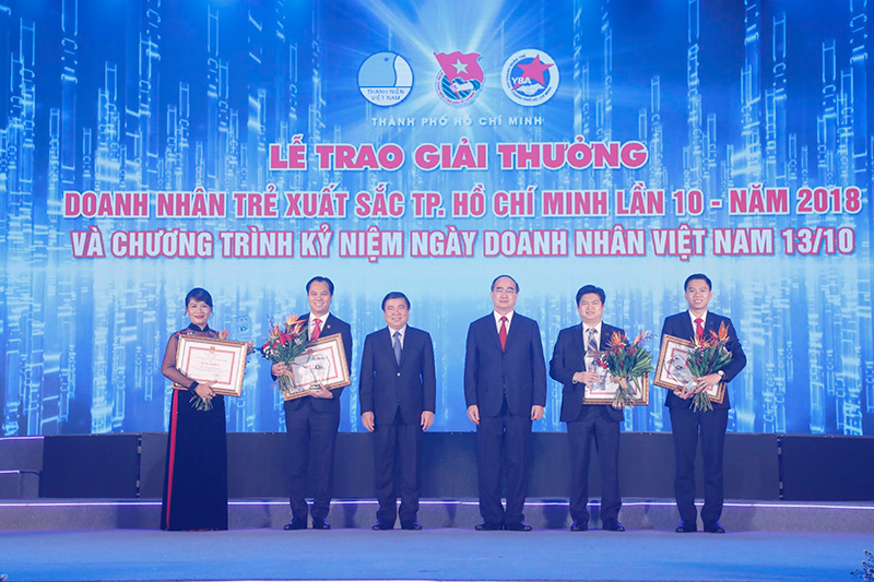 Ông Nguyễn Thiện Nhân, Bí thư thành uỷ TP.HCM và ông Nguyễn Thành Phong, Chủ tịch UBND TP.HCM trao giải cho các doanh nhân trẻ xuất sắc 2018