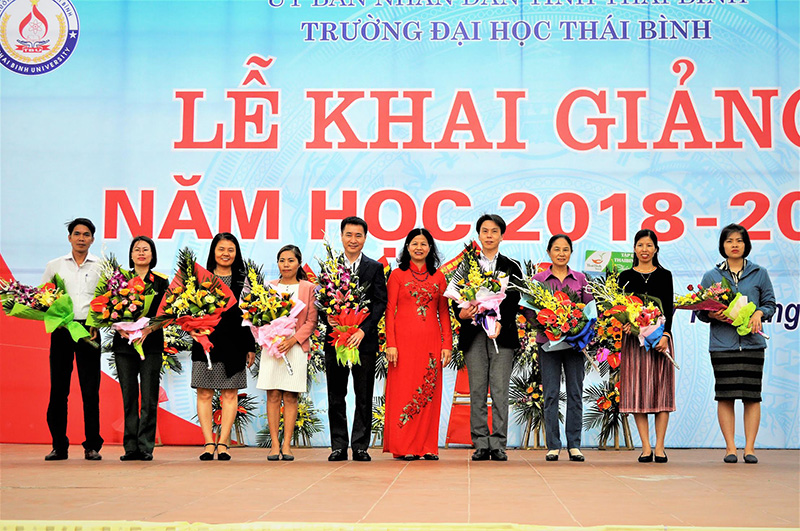 Hiệu trưởng Trường Đại học Thái Bình, bà Nguyễn Thị Kim Lý tặng hoa cho các doanh nghiệp, đơn vị đã quyên góp, trao tặng Quỹ học bổng dành cho học sinh, sinh viên nghèo vượt khó, hiếu học của trường.