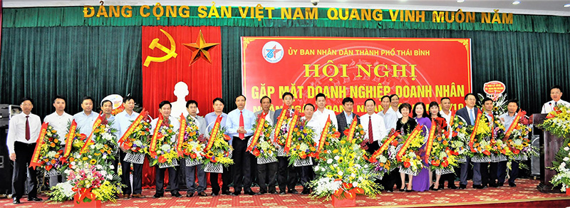 Bí thư Thành ủy Thái Bình Đỗ Đình An, Chủ tịch UBND thành phố Nguyễn Ngọc Ý tặng hoa chúc mừng doanh nghiệp, doanh nhân nhân ngày 13-10-2018.