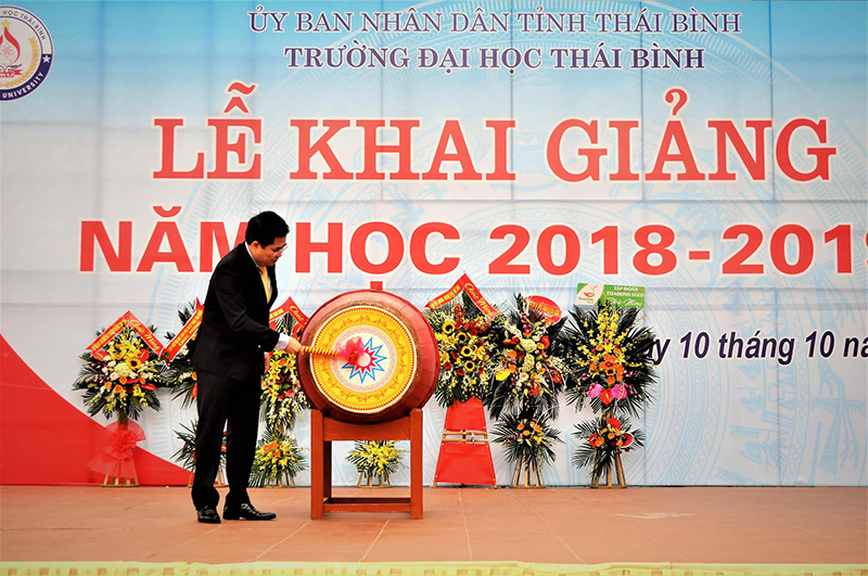 Phó chủ tịch UBND tỉnh Thái Bình Nguyễn Hoàng Giang đánh trống khai giảng năm học mới.