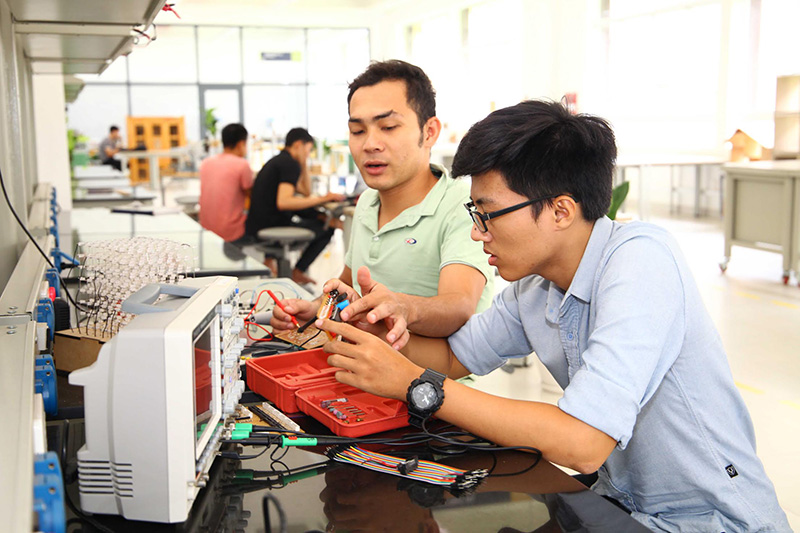 Sinh viên ngành điện tử - viễn thông của Trường Đại học Quốc tế Miền Đông ứng dụng các thành tựu mới của Cách mạng công nghiệp 4.0. Ảnh: Lê Toàn