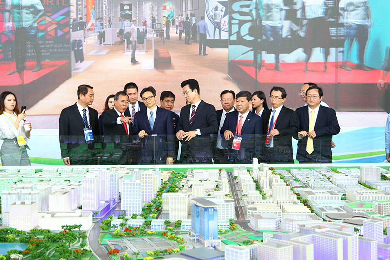 Phó Thủ tướng Vũ Đức Đam và các đại biểu thăm mô hình Thành phố thông minh Bình Dương.