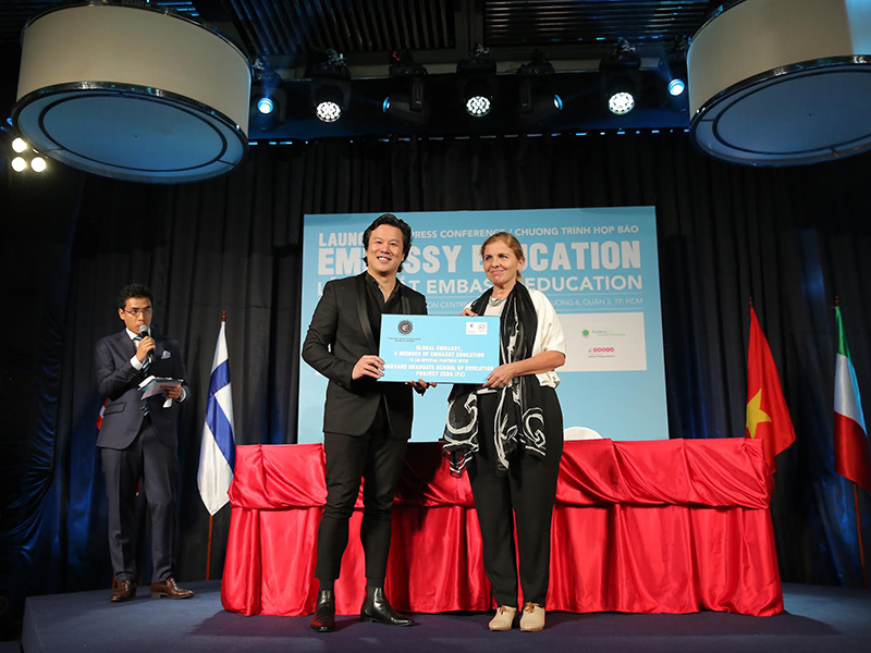 Ông Thanh Bùi, Nhà sáng lập Embassy Education (trái) và Tiến sĩ Veronica Boix Mansilla, đại diện Đại học Harvard (Hoa Kỳ) trong buổi ký kết hợp tác.