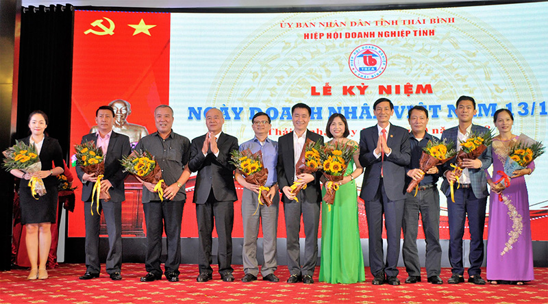 Chủ tịch Hiệp hội doanh nghiệp Thái Bình Đỗ Văn Vẻ cùng Phó Chủ tịch Hiệp Hội Nguyễn Như Sơn tặng hoa cảm ơn các nhà tài trợ chương trình.
