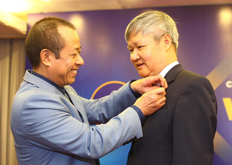 Đại diện CLB gắn huy hiệu CEO cho ông Võ Tân Thành.