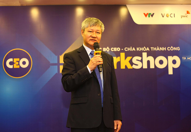 Ông Võ Tân Thành phó chủ tịch Phòng thương mại và công nghiệp Việt Nam, dặn dò giao nhiệm vụ cho Ban điều hành CLB.