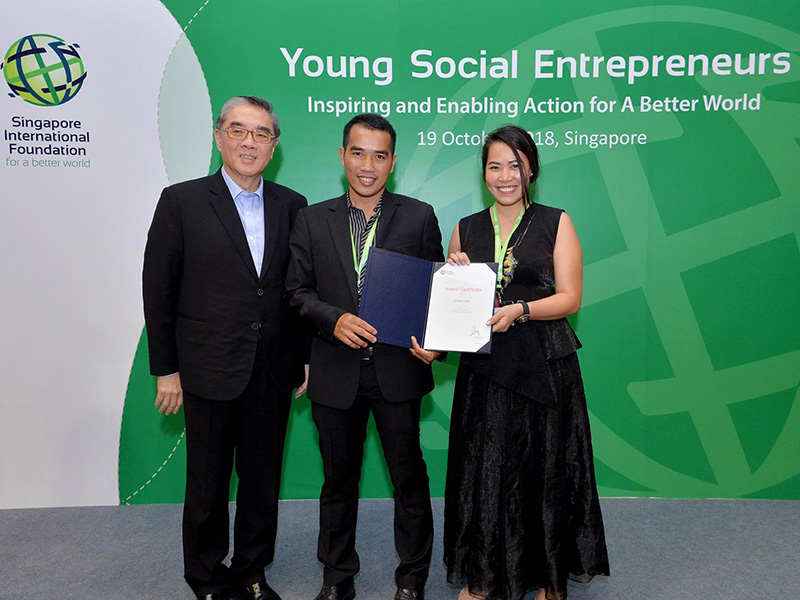 Bicky Nguyễn và Đặng Cao Nam (doanh nghiệp xã hội Cricket One của Việt Nam) vinh dự nhận giải thưởng từ Đại sứ Ong Keng Yong, Chủ tịch Quỹ Quốc tế Singapore (SIF).