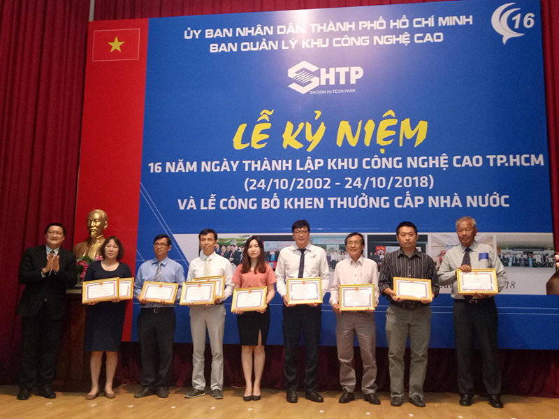 Ông Lê Hoài Quốc trao giấy khen của Ban quản lý Khu công nghệ cao TP.HCM cho các doanh nghiệp có thành tích trong hoạt động nghiên cứu và phát triển.