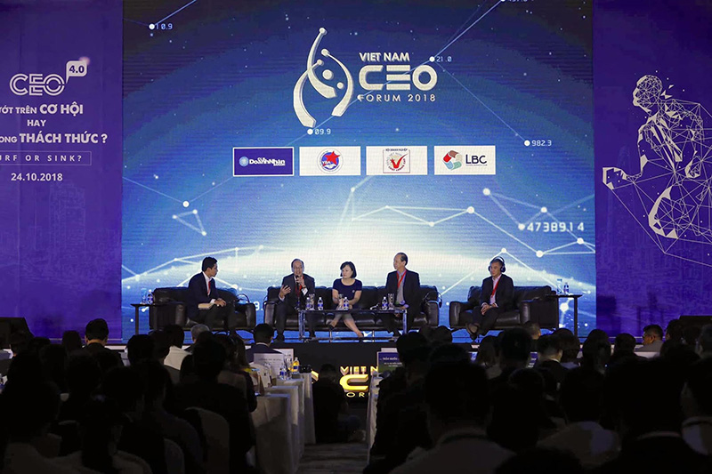 Ông Lý Ngọc Minh và các diễn giả chia sẻ về công nghệ tại Vietnam CEO Forum 2018.