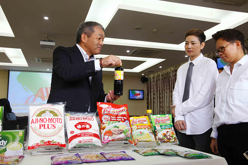 Ông Keiji Kaneko, Tổng giám đốc Ajinomoto Việt Nam, giới thiệu sản phẩm tới các phóng viên tại Nhà máy.