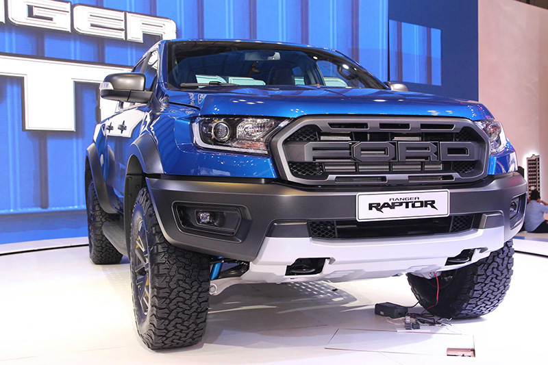 Việt Nam là thị trường thứ 2 tại ASIAN mà Ford Ranger Raptor xuất hiện, với thiết kế độc đáo và tỉ mỉ; hệ thống giảm xóc thể thao FOX thiết kế riêng; lốp địa hình chuyên dụng BFGoodrich 285/70 R17... thích hợp với khách hàng ưa chinh phục.