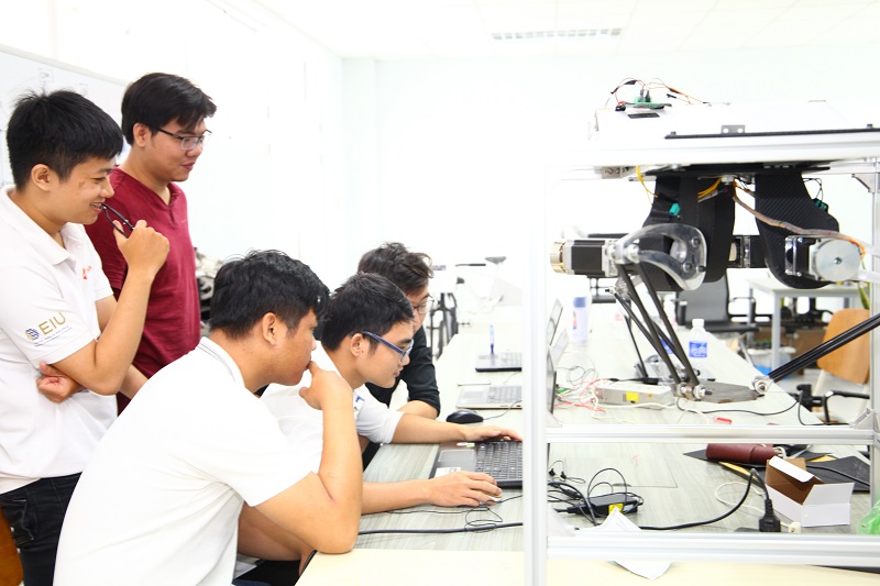 Sinh viên Trường Đại học Quốc tế Miền Đông (Bình Dương) trong giờ thực hành công nghệ mới. Ảnh: Lê Toàn