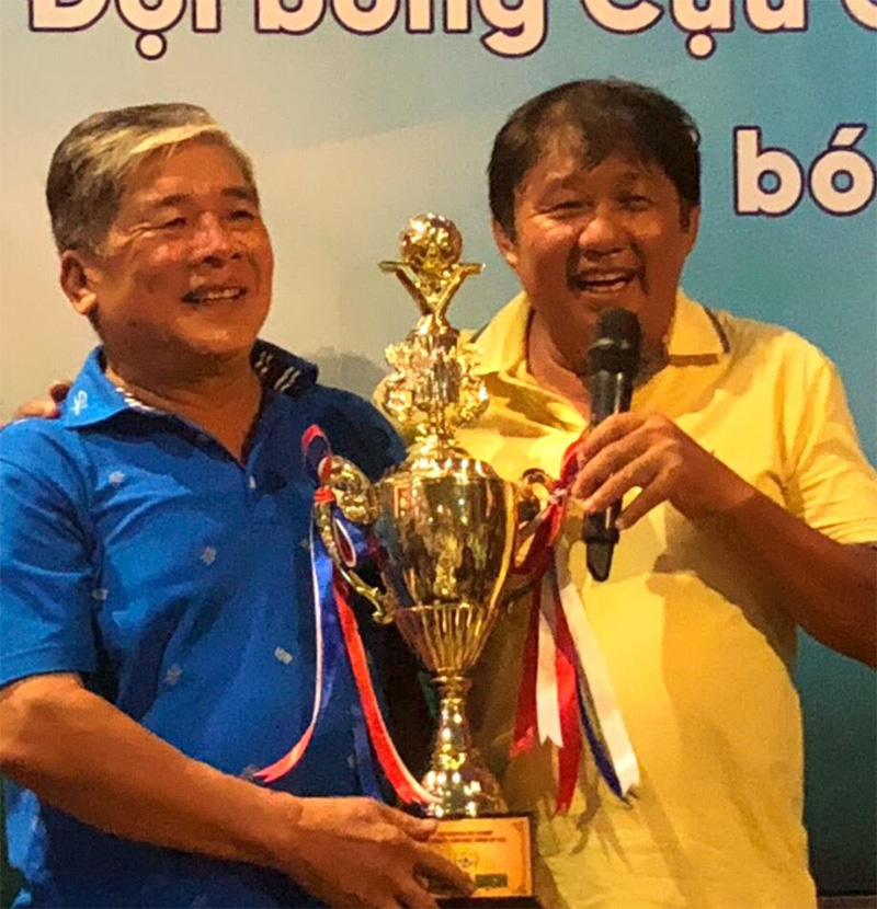 Cựu danh thủ Đặng Trần Chỉnh nhận cúp vô địch Giải.