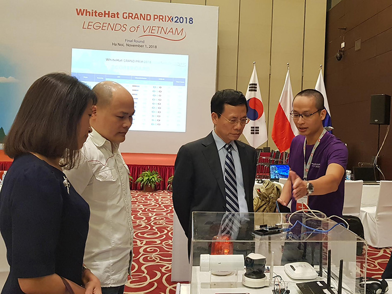 Bộ trưởng Nguyễn Mạnh Hùng đánh giá cao ý nghĩa của cuộc thi WhiteHat Grand Prix.