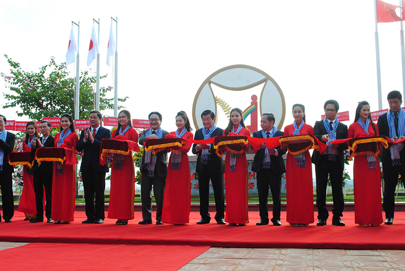 Nguyên Chủ tịch nước Trương Tấn Sang và lãnh đạo TP. Cần Thơ cắt băng khánh thành khu công nghiệp hữu nghị Việt Nam- Nhật Bản.