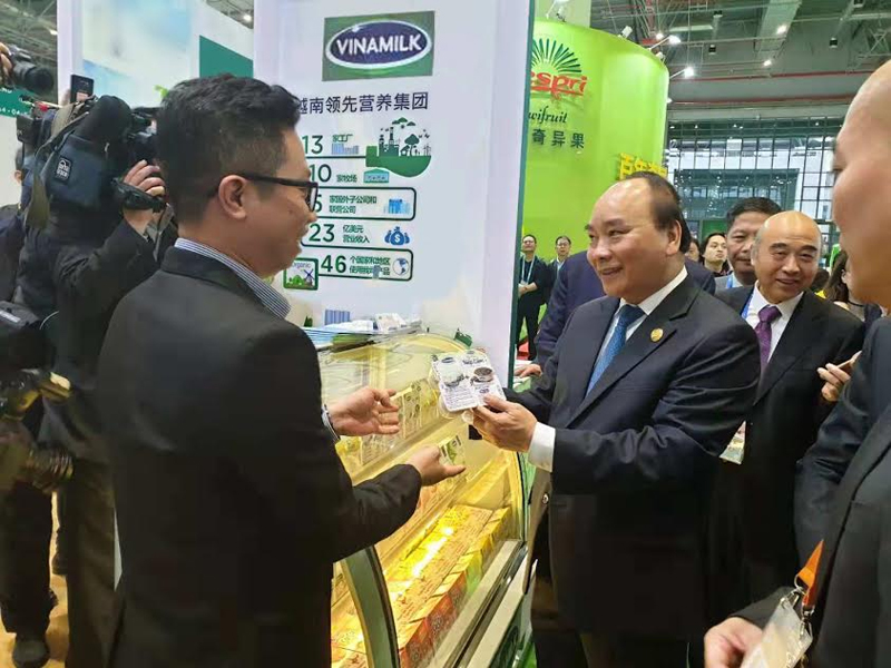 Thủ tướng Việt Nam Nguyễn Xuân Phúc quan tâm đến sản phẩm sữa chua nếp cẩm của Vinamilk