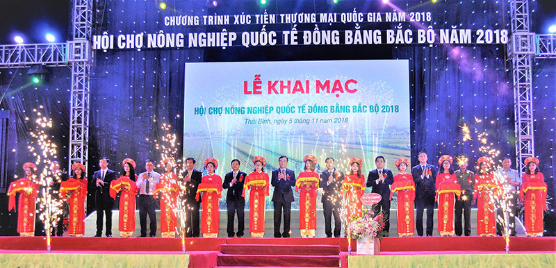 Lãnh đạo Bộ Công thương, lãnh đạo tỉnh cùng lãnh đạo các sở ban ngành, thành phố Thái Bình cắt băng khai mạc hội chợ nông nghiệp quốc tế đồng bằng Bắc bộ 2018..