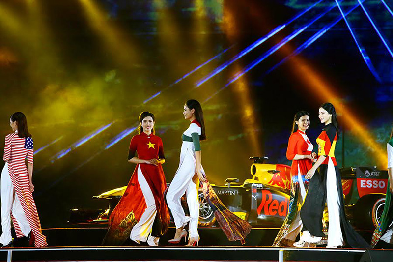 22 cô gái Việt Nam trong tà áo dài truyền thống của NTK thời trang Đỗ Trịnh Hoài Nam đại diện cho 22 Quốc gia đăng cai chặng đua công thức 1 lúc này đang xuất hiện trên sân khấu cùng chiếc xe Công thức 1.