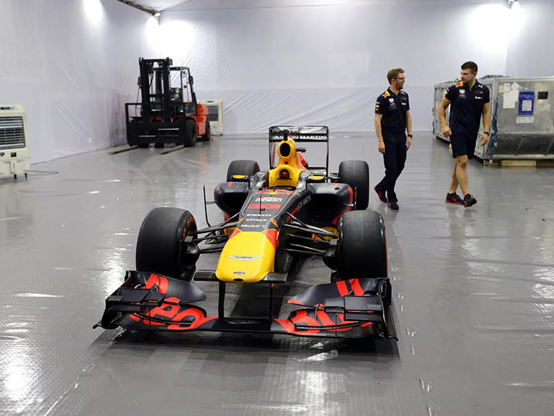 Người hâm mộ F1 đã tận mắt chứng kiến kiệt tác của ngành công nghiệp chế tạo ô tô thế giới. 1 chiếc xe F1 – biểu tượng của nghệ thuật và tốc độ sẽ xuất hiện ở ngay trong Hoàng Thành Thăng Long.