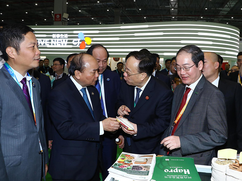 Thủ tướng thăm gian hàng nông sản Hapro tại Hội chợ nhập khẩu quốc tế Trung Quốc 2018.
