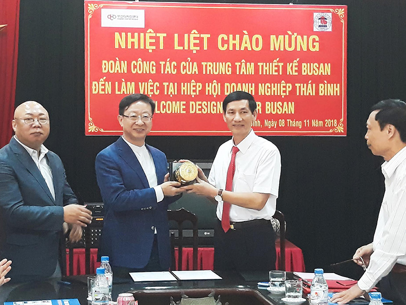 Hiệp hội doanh nghiệp tỉnh Thái Bình trao quà lưu niệm cho Đoàn công tác Hàn Quốc.