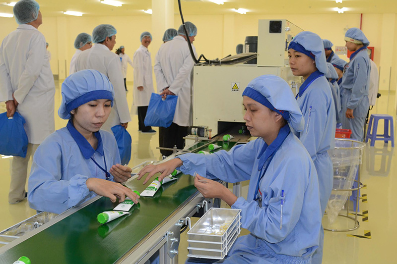 ập đoàn Rohto là một thương hiệu toàn cầu của Nhật Bản trong lĩnh vực sản xuất dược phẩm. Trong ảnh: Sản xuất tại nhà máy của Rohto ở tỉnh Bình Dương