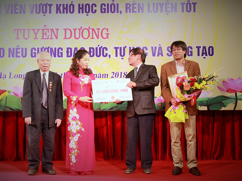 Báo Đầu tư trao tặng 50 triệu đồng cho HSSV Vượt khó, học tốt của tỉnh Quảng Ninh.