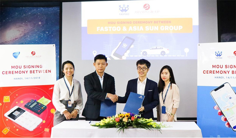 Ông Nguyễn Hữu Tuất, Tổng giám đốc FastGo Việt Nam và ông Myo Myint Maung, Giám đốc Phát triển kinh doanh, Asia Sun Group trong lễ ký kết thoả thuận hợp tác giữa FastGo và Asia SunGroup.
