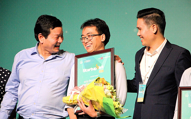 Bùi Hải Nam, người sáng lập Datamart và hai giám khảo - ông Trương Gia Bình, Chủ tịch FPT, ông Phạm Văn Tam- Chủ tịch Asanzo. Ảnh: Hồng Phúc