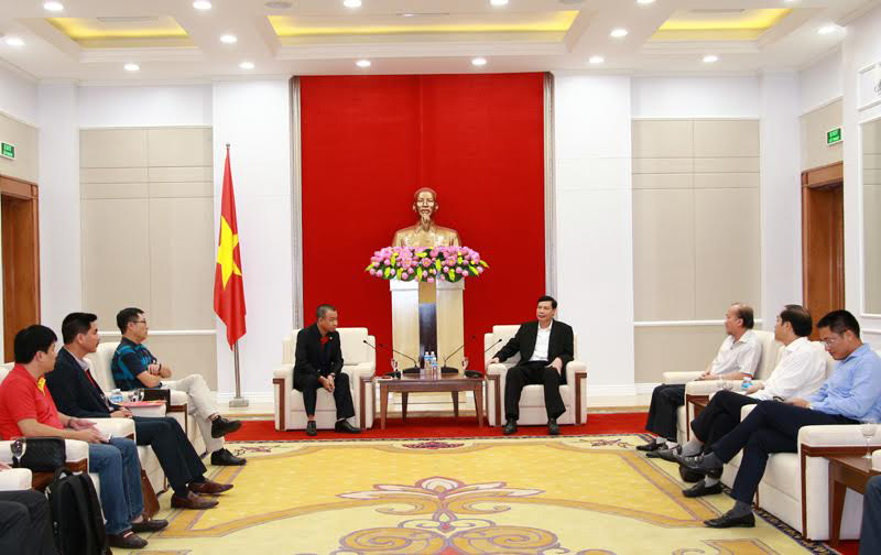 Chủ tịch UBND tỉnh Nguyễn Đức Long làm việc với lãnh đạo Công ty CP Hàng không Vietjet. Ảnh: Mạnh Trường.
