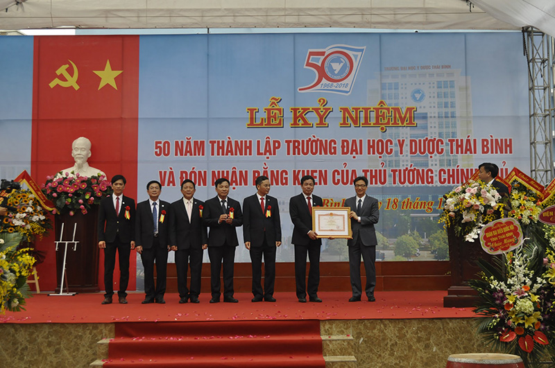 Thay mặt Thủ tướng Chính phủ, Phó Thủ tướng Vũ Đức Đam trao Bằng khen của Thủ tướng Chính phủ cho trường Đại học Y Dược Thái Bình.