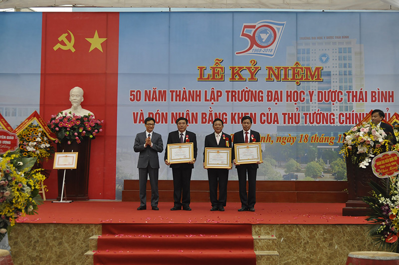 Phó Thủ tướng chính phủ Vũ Đức Đam thừa ủy quyền của Chủ tịch nước trao Huân chương lao động cho 3 cá nhân của trường Đại học Y Dược Thái Bình.