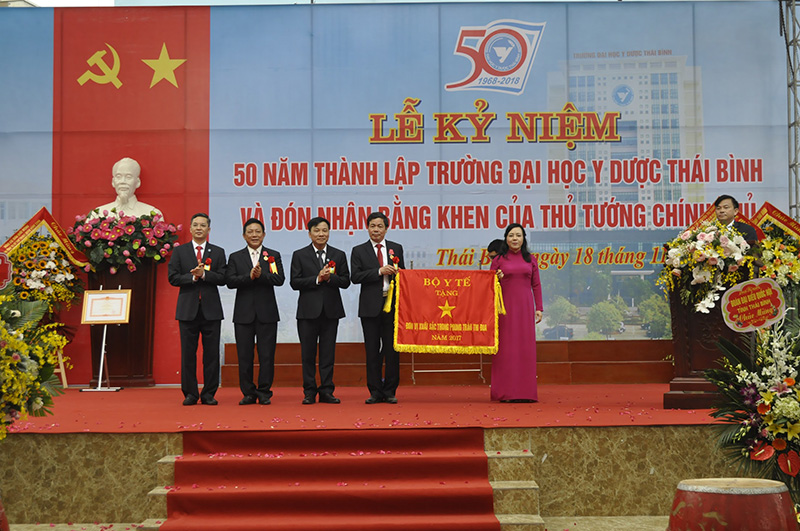 Bộ trưởng Bộ Y tế Nguyễn Thị Kim Tiến tặng Cờ thi đua cho trường Đại học Y Dược Thái Bình.