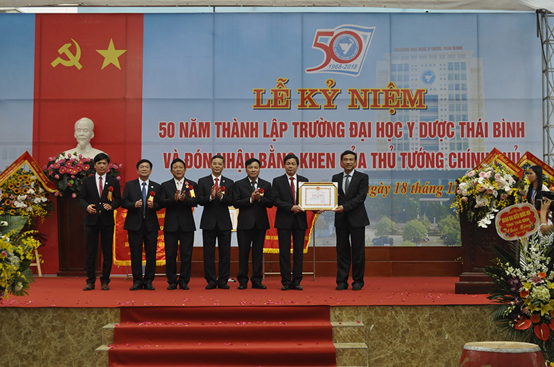 Chủ tịch UBND tỉnh Thái Bình Đặng Trọng Thăng trao Bằng khen của UBND tỉnh Thái Bình cho trường Đại học Y Dược Thái Bình nhân kỷ niệm 50 năm ngày thành lập.