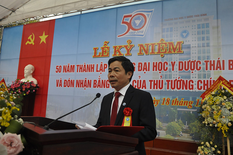 PGS.TS Hoàng Năng Trọng - Hiệu trưởng Trường Đại học Y Dược Thái Bình đọc diễn văn khai mạc.
