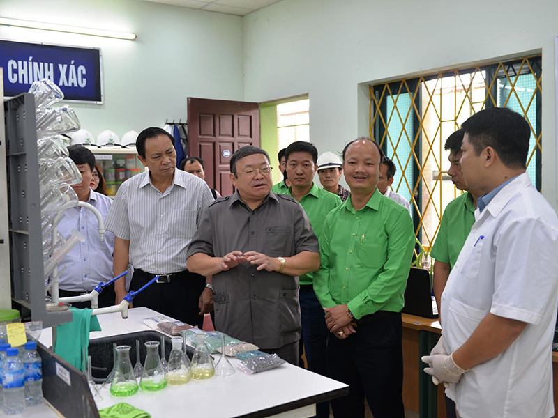 ông Thào Xuân Sùng_Chủ tịch Hội Nông dân Việt Nam thăm trung tâm nghiên cứu khoa học kỹ thuật sản xuất phân bón Tiến Nông.