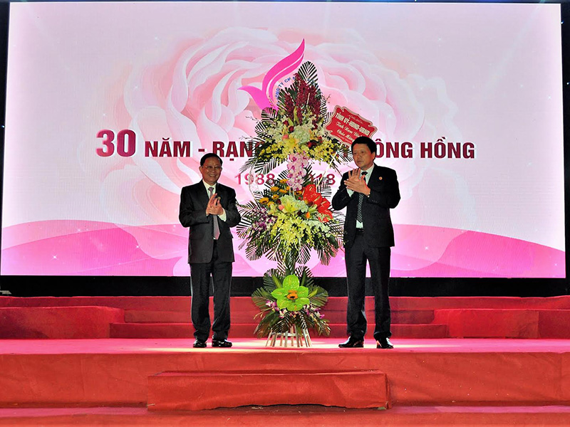 Phó Chủ tịch UBND tỉnh Nam Định Ngô Gia Tự tặng hoa chúc mừng Công ty CP may sông Hồng tại lễ kỷ niệm 30 năm thành lập Công ty.