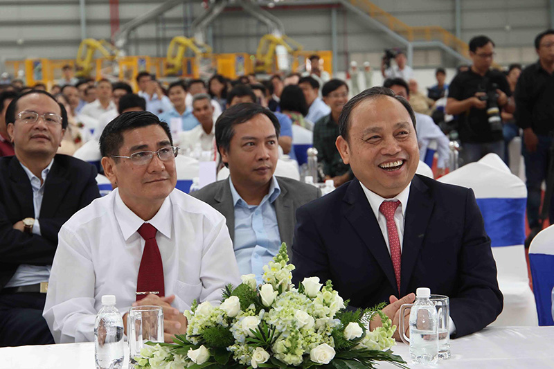 Thứ trưởng Bộ Kế hoạch và Đầu tư Nguyễn Văn Hiếu (phải) đến dự lễ khai trương. Ảnh: Lê Toàn