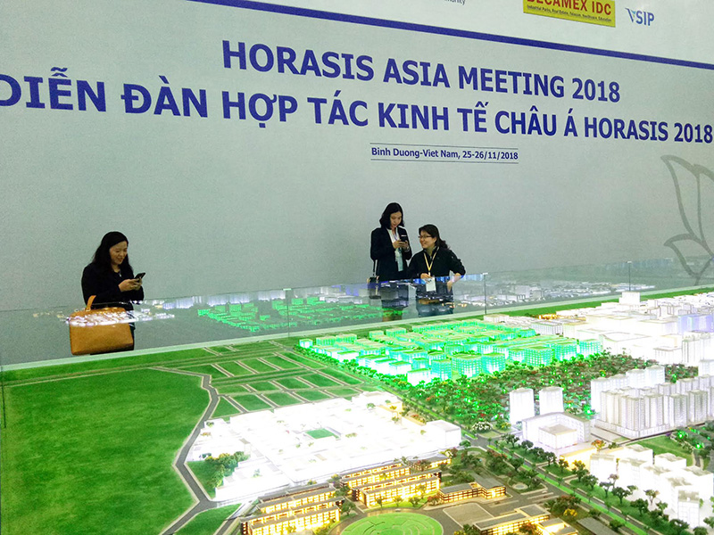 Các đại biểu thăm mô hình Thành phố thông minh Bình Dương tại Diễn đàn Horasis Châu Á 2018.