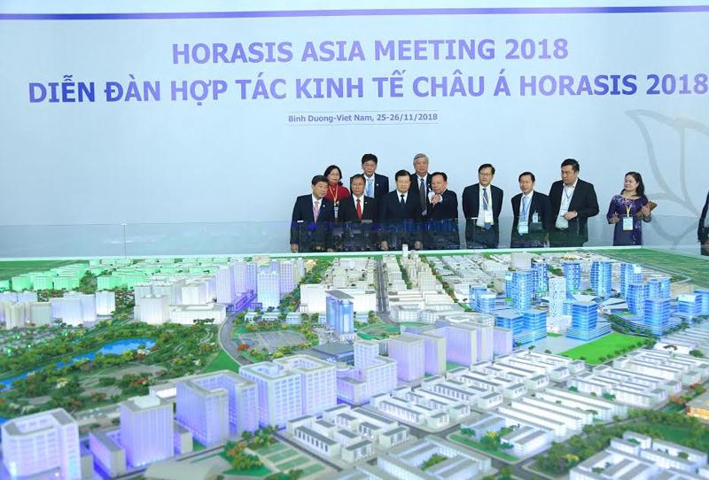 Ông Nguyễn Văn Hùng, Chủ tịch HĐQT Tổng công ty Becamex đang giới thiệu mô hình thành phố thông minh đến Phó thủ tướng Trịnh Đình Dũng và các đại biểu tham dự Horasis 2018.