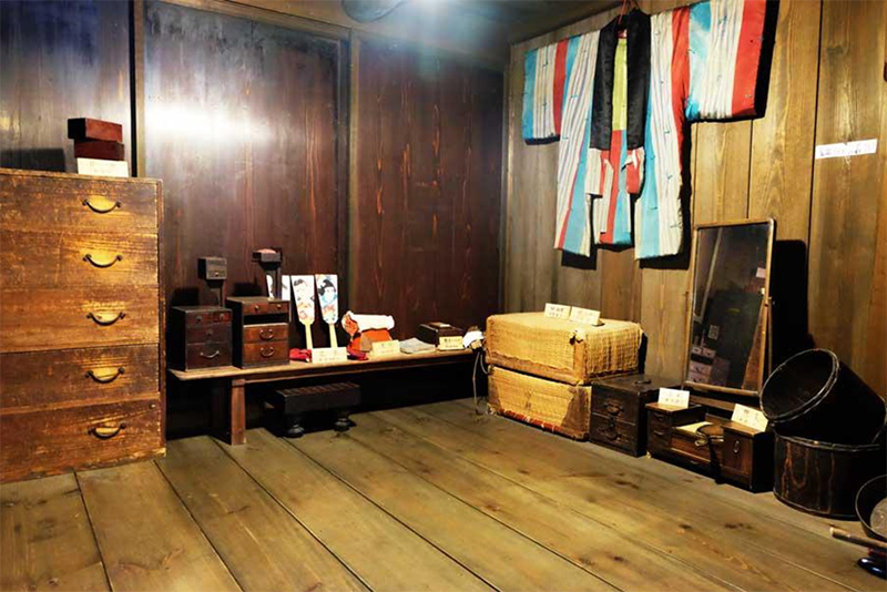 Làng cổ Miyama vẫn còn lưu giữ gần như nguyên vẹn những vật dụng hàng ngày và nông cụ cổ từ hàng trăm năm trước.